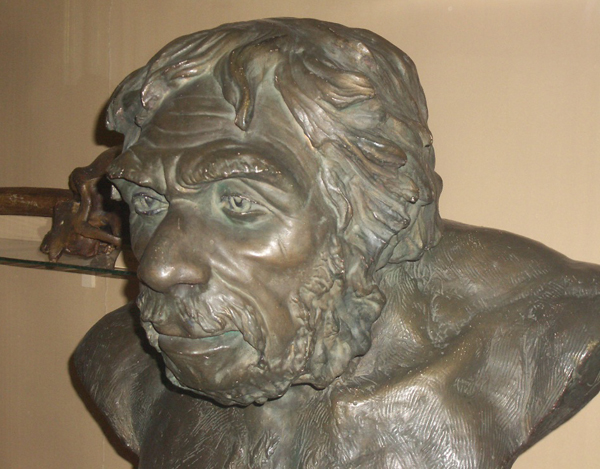 Неандерталец из Ля-шапель-о-сен. Скульптор Герасимов. Биологический музей