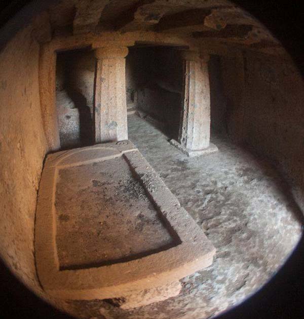 kurgan-vnutri-etruscan-tomb