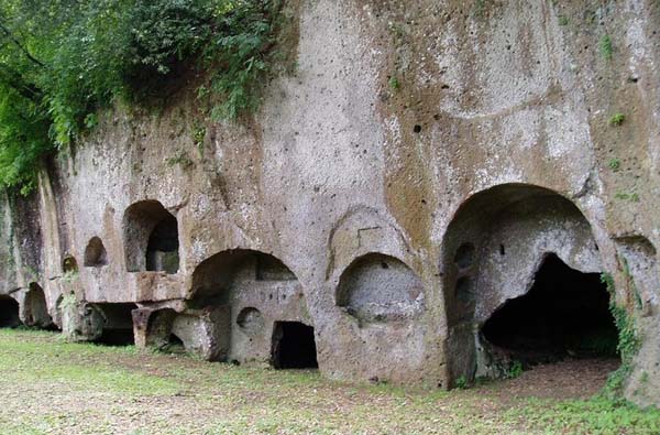 kurgany-etruscan-tombs